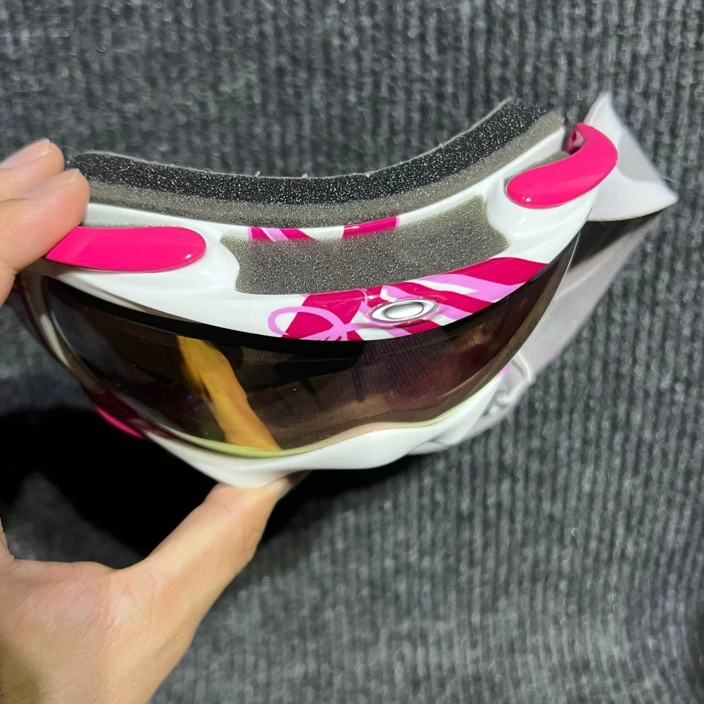 Oakley Elevate Snow Goggles OS Pink White Ski Snowboard Breast Cancer Awareness